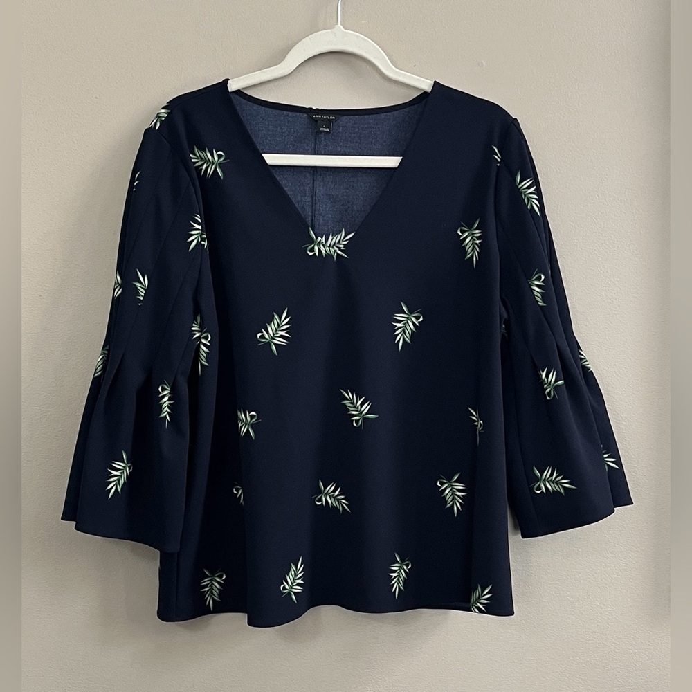 Ann Taylor Navy Palm Leaf Print V-Neck Bell Sleeve Knit Top size large
